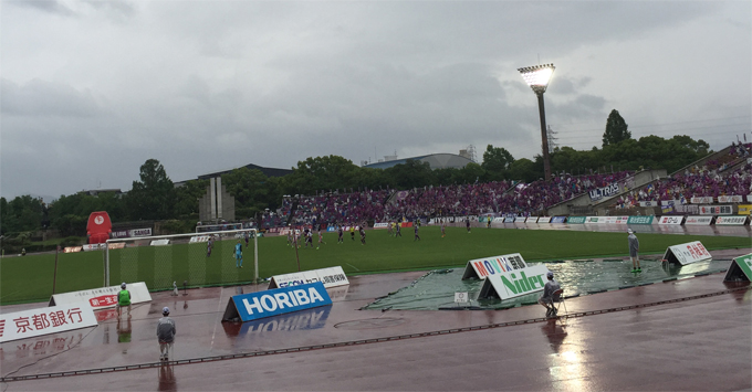 雨の日のサッカー観戦