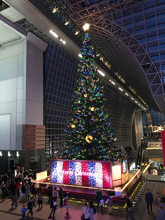 京都駅ビルのクリスマスイルミネーション